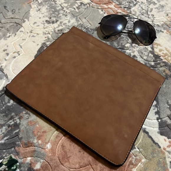 Beautiful Clutch - Picture 4 of 10